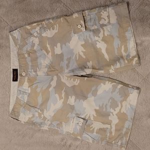 Wear first camo cargo shorts SZ 32